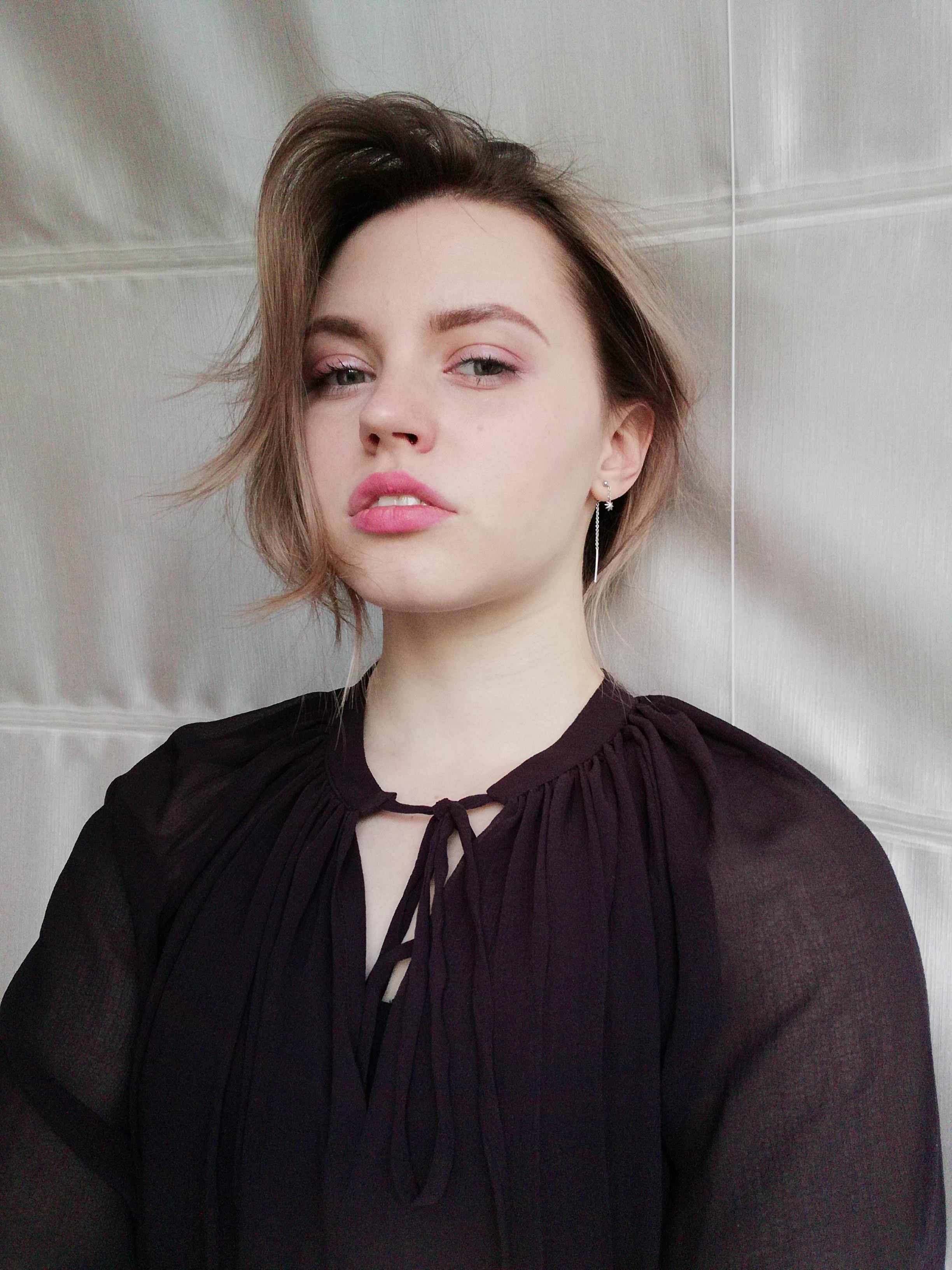 Editorial digital — soft daylight, dark blouse
