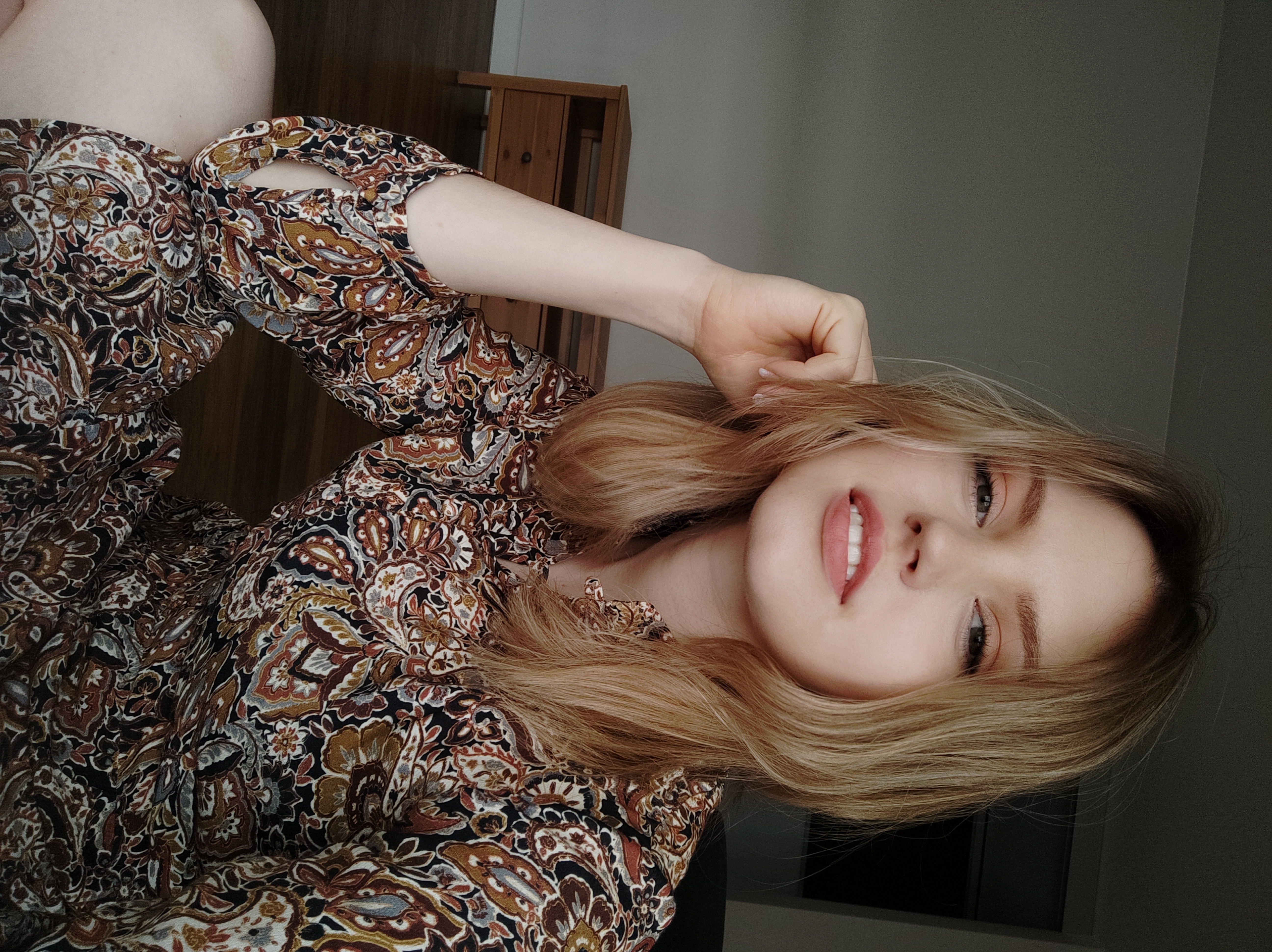 Relaxed digital — paisley print, natural makeup